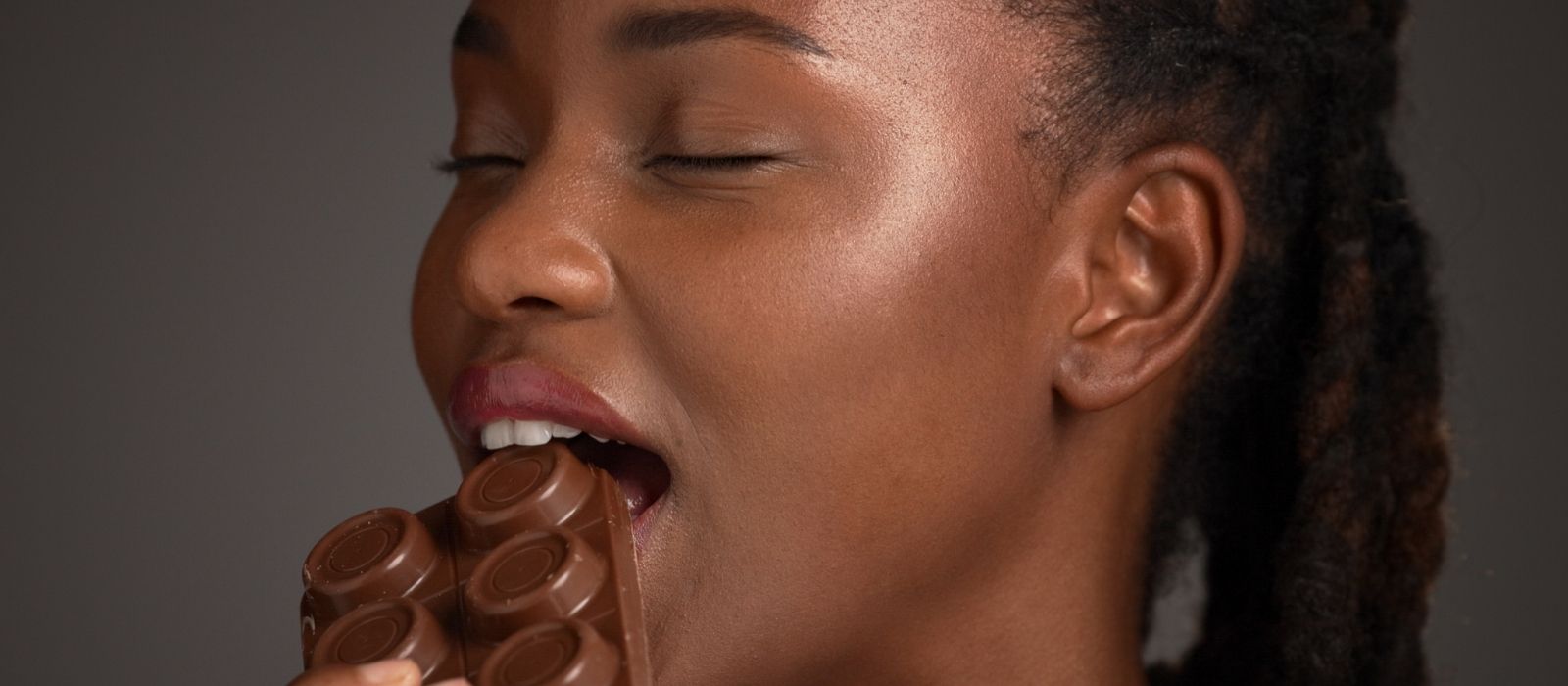 healthy anti inflammatory food dark chocolate berries